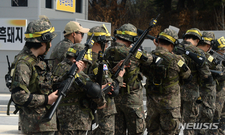 [남원=뉴시스] 김얼 기자 = 코로나19로 중단 및 축소되었던 예비군 훈련이 4년 만에 정상 시행된 지난해 3월28일 전북 남원시 남원예비군훈련장에서 예비군들이 시가지 전투 훈련에 앞서 장비를 확인하고 있는 모습. 2023.03.28. pmkeul@nwsis.com