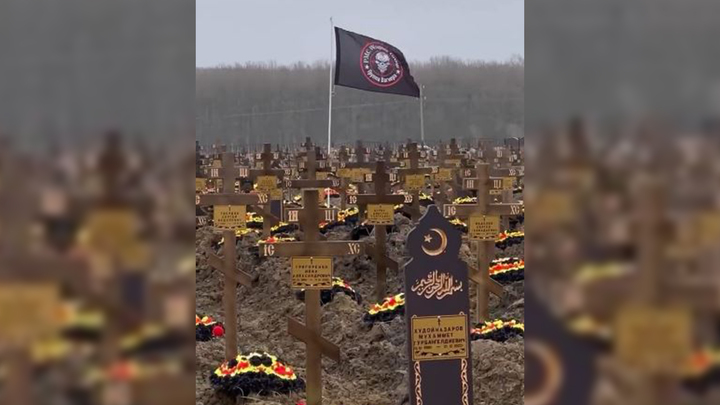 우크라이나 전쟁에 투입됐다 사망한 바그너 용병그룹 전사자들이 묻힌 무덤이 수를 헤아릴 수 없이 펼쳐진 영상이 공개됐다. 출처 : @a_newschannel *재판매 및 DB 금지