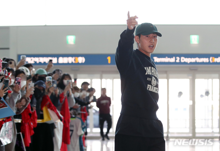 [인천공항=뉴시스] 고승민 기자 = 축구 국가대표팀 이강인(마요르카)가 29일 인천국제공항 제2터미널을 통해 스페인으로 출국하고 있다. 2023.03.29. kkssmm99@newsis.com