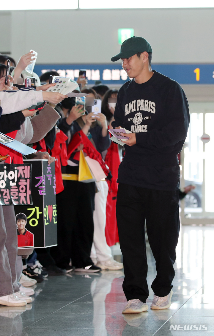 [인천공항=뉴시스] 고승민 기자 = 축구 국가대표팀 이강인(마요르카)가 29일 인천국제공항 제2터미널을 통해 스페인으로 출국하고 있다. 2023.03.29. kkssmm99@newsis.com