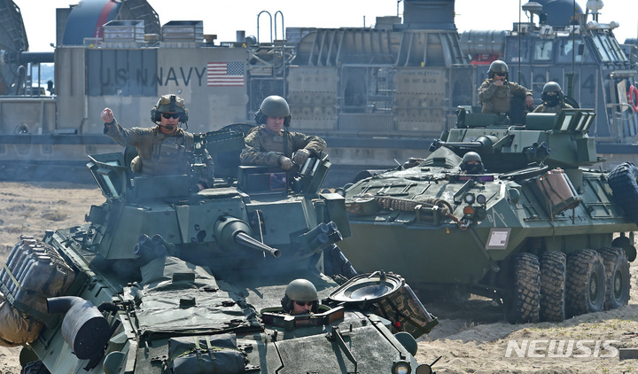 [포항=뉴시스] 이무열 기자 = 29일 경북 포항시 화진리 해변에서 한·미 연합 ‘2023 쌍룡훈련’이 진행되고 있다. 5년 만에 재개된 이번 훈련에는 사단급 규모 상륙군과 대형수송함(LPH) 독도함, 강습상륙함(LHD) 마킨 아일랜드함 등 30여 척, F-35 전투기·육군 아파치 공격헬기(AH-64)·마린온 상륙기동헬기 등 항공기 70여 대, 상륙돌격장갑차(KAAV) 50여 대 등 대규모 연합·합동전력이 투입됐다. 2023.03.29 lmy@newsis.com