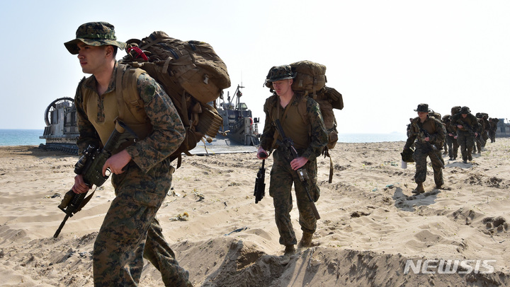 [포항=뉴시스] 이무열 기자 = 29일 경북 포항시 화진리 해변에서 한·미 연합 ‘2023 쌍룡훈련’이 진행되고 있다. 5년 만에 재개된 이번 훈련에는 사단급 규모 상륙군과 대형수송함(LPH) 독도함, 강습상륙함(LHD) 마킨 아일랜드함 등 30여 척, F-35 전투기·육군 아파치 공격헬기(AH-64)·마린온 상륙기동헬기 등 항공기 70여 대, 상륙돌격장갑차(KAAV) 50여 대 등 대규모 연합·합동전력이 투입됐다. 2023.03.29 lmy@newsis.com