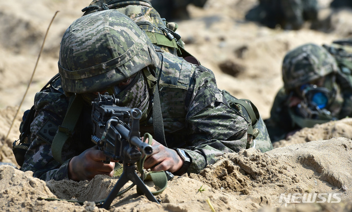 [포항=뉴시스] 이무열 기자 = 29일 경북 포항시 화진리 해변에서 한·미 연합 ‘2023 쌍룡훈련’이 진행되고 있다. 5년 만에 재개된 이번 훈련에는 사단급 규모 상륙군과 대형수송함(LPH) 독도함, 강습상륙함(LHD) 마킨 아일랜드함 등 30여 척, F-35 전투기·육군 아파치 공격헬기(AH-64)·마린온 상륙기동헬기 등 항공기 70여 대, 상륙돌격장갑차(KAAV) 50여 대 등 대규모 연합·합동전력이 투입됐다. 2023.03.29 lmy@newsis.com