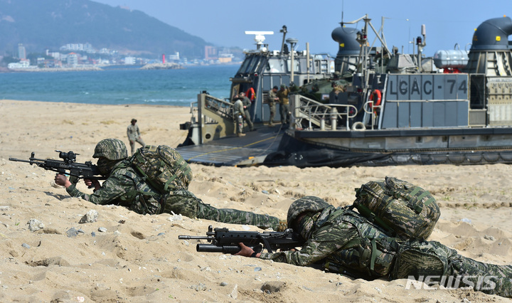 [포항=뉴시스] 이무열 기자 = 29일 경북 포항시 화진리 해변에서 한·미 연합 ‘2023 쌍룡훈련’이 진행되고 있다. 5년 만에 재개된 이번 훈련에는 사단급 규모 상륙군과 대형수송함(LPH) 독도함, 강습상륙함(LHD) 마킨 아일랜드함 등 30여 척, F-35 전투기·육군 아파치 공격헬기(AH-64)·마린온 상륙기동헬기 등 항공기 70여 대, 상륙돌격장갑차(KAAV) 50여 대 등 대규모 연합·합동전력이 투입됐다. 2023.03.29 lmy@newsis.com