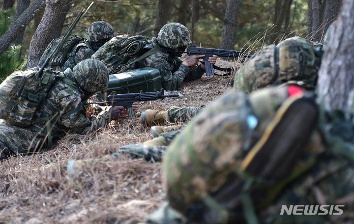 [포항=뉴시스] 이무열 기자 = 29일 경북 포항시 화진리 해변에서 한·미 연합 ‘2023 쌍룡훈련’이 진행되고 있다. 5년 만에 재개된 이번 훈련에는 사단급 규모 상륙군과 대형수송함(LPH) 독도함, 강습상륙함(LHD) 마킨 아일랜드함 등 30여 척, F-35 전투기·육군 아파치 공격헬기(AH-64)·마린온 상륙기동헬기 등 항공기 70여 대, 상륙돌격장갑차(KAAV) 50여 대 등 대규모 연합·합동전력이 투입됐다. 2023.03.29 lmy@newsis.com