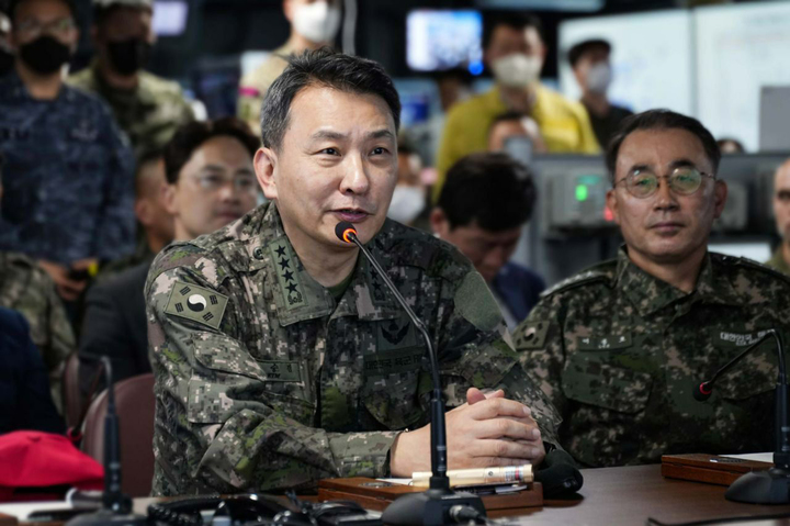 [서울=뉴시스] 김승겸 합참의장이 29일 마라도함에서 한미연합상륙훈련인 2023 쌍룡훈련 현장을 점검하고 있다. 쌍룡훈련은 이날 경북 포항 해상 일대에서 열렸다. (사진=합동참모본부 제공) 2023.03.29. photo@newsis.com *재판매 및 DB 금지