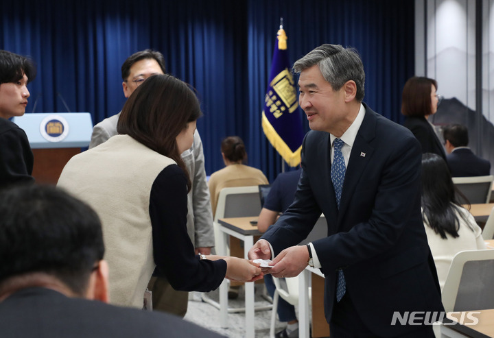 [서울=뉴시스] 홍효식 기자 = 조태용 신임 국가안보실장이 30일 서울 용산 대통령실 브리핑룸을 찾아 출입기자들과 인사하고 있다. 2023.03.30. yesphoto@newsis.com