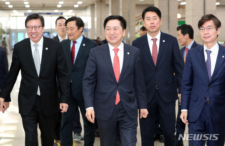 [부산=뉴시스] 하경민 기자 = 김기현 국민의힘 대표가 31일 오전 부산 연제구 부산시의회에서 열린 '2030 부산세계박람회 유치를 위한 국민의힘·부산시 연석회의'에 참석하기 위해 행사장으로 이동하고 있다. 2023.03.31. yulnetphoto@newsis.com