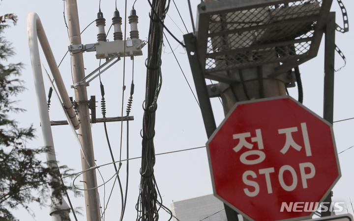 [서울=뉴시스] 김금보 기자 = 당정이 31일 '국민 부담'을 이유로 올 2분기 전기·가스요금 인상 시기·폭 결정을 보류 했다. 사진은 이날 서울시내 골목에 늘어선 전깃줄. 2023.03.31. kgb@newsis.com