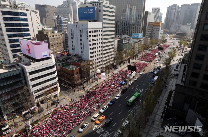 [서울=뉴시스] 조성봉 기자 = 전국학교비정규직노동조합 조합원들이 31일 오후 서울 중구 세종대로에서 신학기 총파업 본대회를 열고 '차별없는 임금 체계 개편' 등을 촉구하고 있다.2023.03.31. suncho21@newsis.com