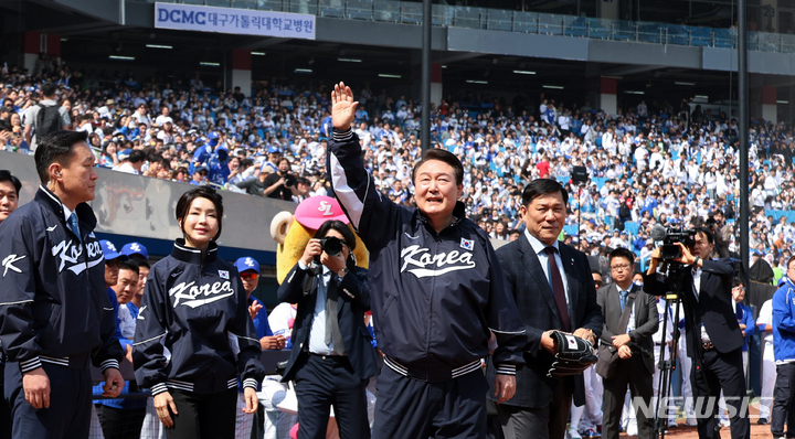 [대구=뉴시스] 전신 기자 = 윤석열 대통령이 1일 대구 삼성라이온즈파크에서 열린 프로야구 NC 다이노스와 삼성 라이온즈 개막전에서 시구에 앞서 관중들을 향해 인사하고 있다. (대통령실통신사진기자단) 2023.04.01. photo1006@newsis.com