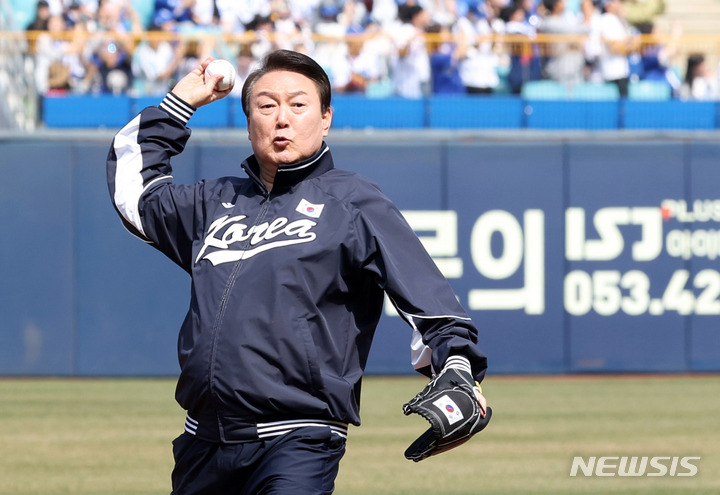 [대구=뉴시스] 전신 기자 = 윤석열 대통령이 1일 대구 삼성라이온즈파크에서 열린 프로야구 NC 다이노스와 삼성 라이온즈 개막전에서 시구하고 있다. (대통령실통신사진기자단) 2023.04.01. photo1006@newsis.com