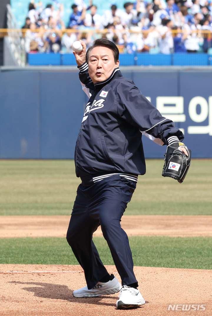 [대구=뉴시스] 전신 기자 = 윤석열 대통령이 1일 대구 삼성라이온즈파크에서 열린 프로야구 NC 다이노스와 삼성 라이온즈 개막전에서 시구하고 있다. (대통령실통신사진기자단) 2023.04.01. photo1006@newsis.com