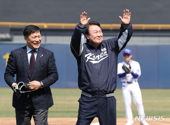 [대구=뉴시스] 전신 기자 = 윤석열 대통령이 1일 대구 삼성라이온즈파크에서 열린 프로야구 NC 다이노스와 삼성 라이온즈 개막전에서 시구를 마친 뒤 관중들을 향해 인사하고 있다. (대통령실통신사진기자단) 2023.04.01. photo1006@newsis.com