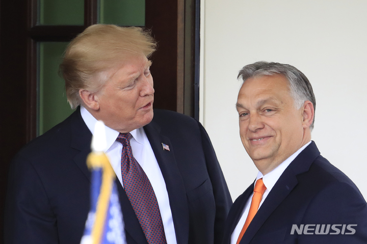 [워싱턴DC=AP/뉴시스] 도널드 트럼프(왼쪽) 당시 미국 대통령과 빅토르 오르반 헝가리 총리가 2019년 5월13일(현지시각) 미국 수도 워싱턴DC 백악관에서 만나고 있다. 2023.04.03.