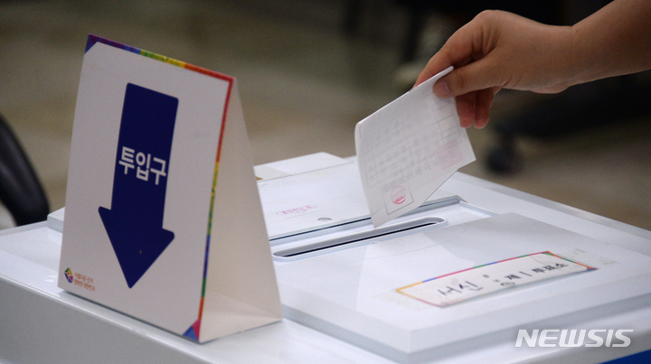 [전주=뉴시스] 김얼 기자 = 한 유권자가 투표를 하고 있다. 2023.04.05. pmkeul@nwsis.com