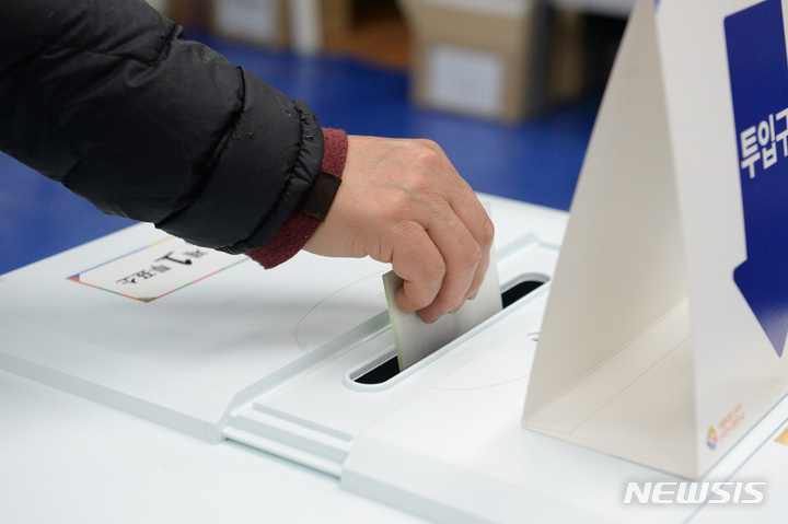 투표소 불법카메라 설치, 유튜버였다…"부정선거 감시"(종합)