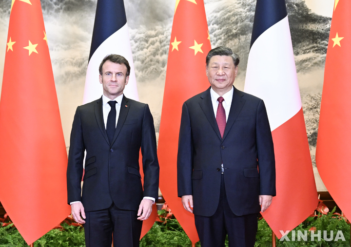[베이징=신화/뉴시스] 에마뉘엘 마크롱(왼쪽) 프랑스 대통령이 6일(현지시간) 중국 베이징의 인민대회당에서 시진핑 중국 국가주석과의 정상회담에 앞서 기념 촬영을 하고 있다. 2023.04.07