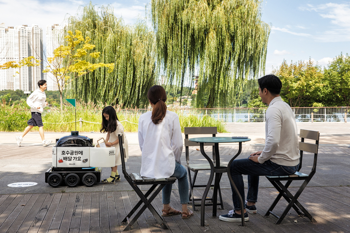 우아한형제들의 자율주행 배달로봇 '딜리드라이브'는 세계 최초로 식당에서 아파트 각 세대 현관 앞까지 로봇으로 음식을 배달하는 서비스를 제공한다. (사진=우아한형제들 제공) *재판매 및 DB 금지