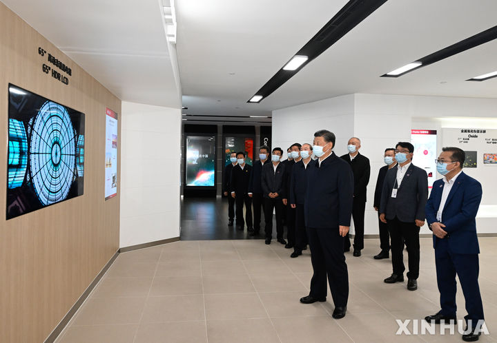 [광저우=신화/뉴시스]시진핑 중국 국가주석이 지난해 4월 12일 중국 남부 광둥성 광저우에 위치한 LG디스플레이 LCD 생산공장을 방문한 모습. 2024.3.28