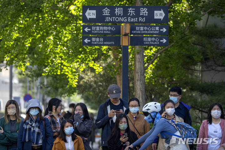 [베이징=AP/뉴시스] 중국 베이징의 한 교차로에서 출근길 시민들이 신호를 기다리는 모습. 2024.4.17