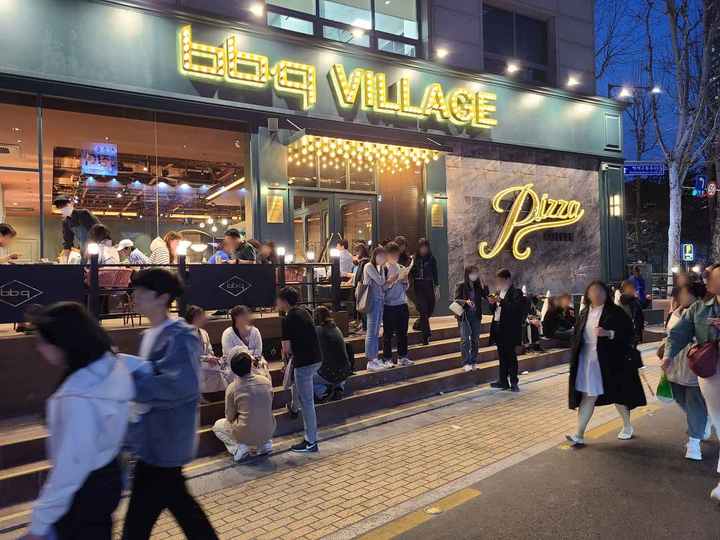 "낮엔 브런치 밤엔 치맥"…송리단길 핫플 'BBQ 빌리지'