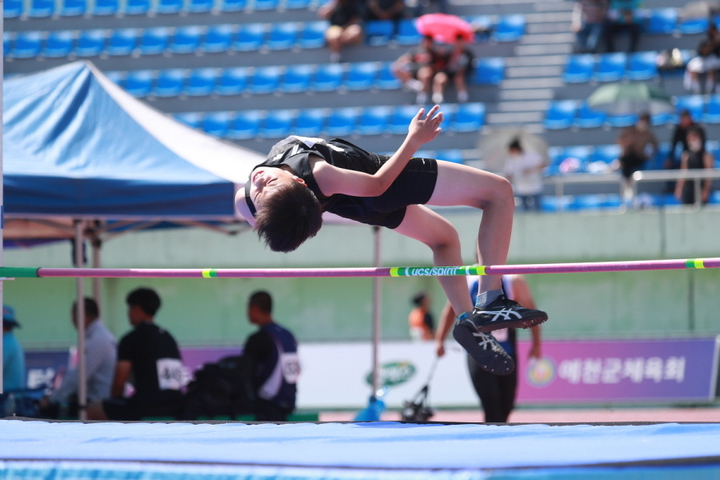 제50회 KBS배 전국육상경기대회에서 높이뛰기 경기가 열리고 있다. (사진=예천군 제공) *재판매 및 DB 금지