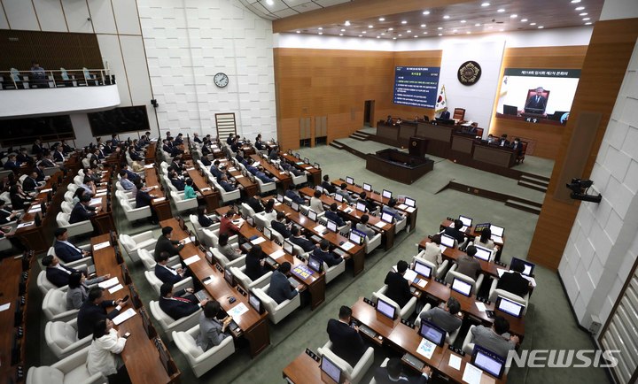 "볼 만져도 되냐"…성추행 의혹 서울시의회 전문위원 직위해제