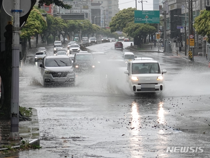 [제주=뉴시스] 오영재 기자 = 많은 비가 내리고 있는 5일 오전 제주시 연동의 한 물에 잠긴 도로에서 차량들이 주행하고 있다. 2023.05.05. oyj4343@newsis.com 
