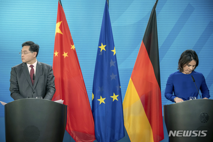 [베를린=AP/뉴시스] 9일(현지시간) 독일 베를린 외교부청사에서 안나레나 배어복 독일 외무장관(오른쪽)과 친강 중국 국무위원 겸 외교부장(장관)이 공동기자회견에 앞서 다른 방향을 바라보고 있다. 2023.05.10