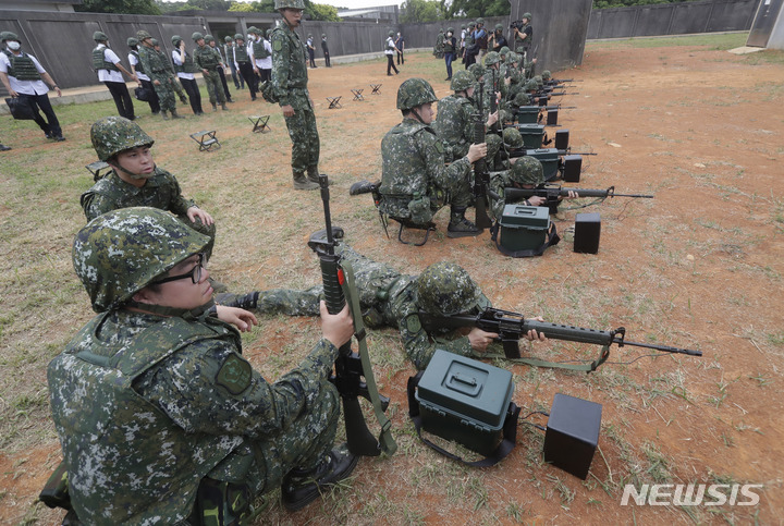 [타오위안=AP/뉴시스] 11일 대만 북부 타오위안 군기지에서 예비군들이 군사훈련을 하고 있다. 이날 훈련장에는 차이잉원 총통이 방문해 훈련하는 모습을 참관하기도 했다. 2023.05.11.