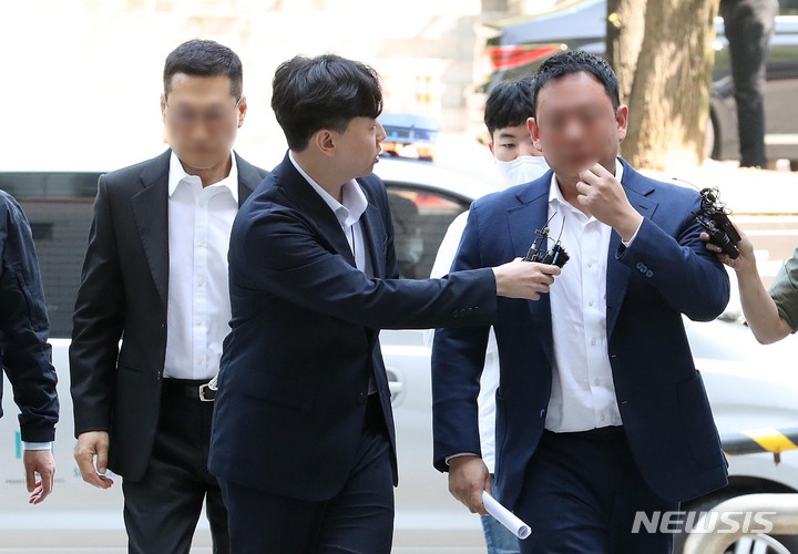 회삿돈을 횡령해 비자금을 조성하고 불법으로 재산을 해외로 유출한 혐의 등을 받는 이화그룹 김영준 회장(오른쪽)과 김성규 총괄사장이 지난달 11일 오전 서울 서초구 서울중앙지방법원에서 열린 구속 전 피의자 심문(영장실질심사)에 출석하고 있다. 2023.05.11