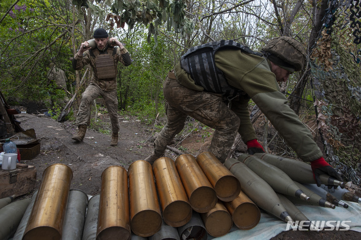 [차시우 야르=AP/뉴시스] 러시아군과의 격전지인 우크라이나 도네츠크주 차시우 야르에서 우크라이나 군인이 11일(현지시간) 자주포 발사를 위해 포탄을 준비하고 있다. 2023.05.12.