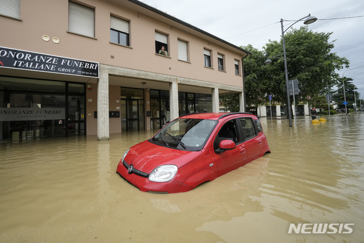 [카스텔 볼로네제=AP/뉴시스] 17일(현지시각) 이탈리아 에밀리아-로마냐주 카스텔 볼로네제 마을 거리에 자동차 한 대가 침수돼 있다. 가뭄이 이어지던 이탈리아 북부에 폭우가 내리면서 홍수가 발생, 최소 8명이 숨지고 주민 수천 명이 대피했다. 2023.05.18.