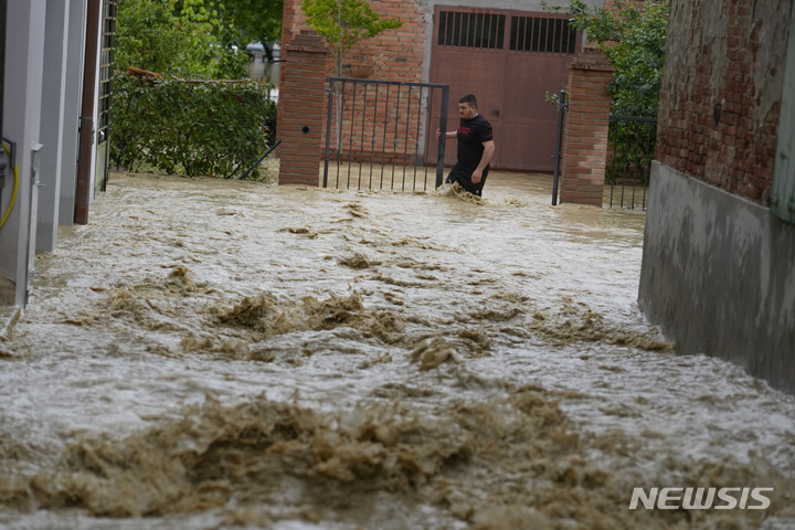 [카스텔 볼로네제=AP/뉴시스] 17일(현지시각) 이탈리아 에밀리아-로마냐주 카스텔 볼로네제 마을에 흙탕물이 거세게 흐르고 있다. 가뭄이 이어지던 이탈리아 북부에 폭우가 내리면서 홍수가 발생, 최소 8명이 숨지고 주민 수천 명이 대피했다. 2023.05.18.
