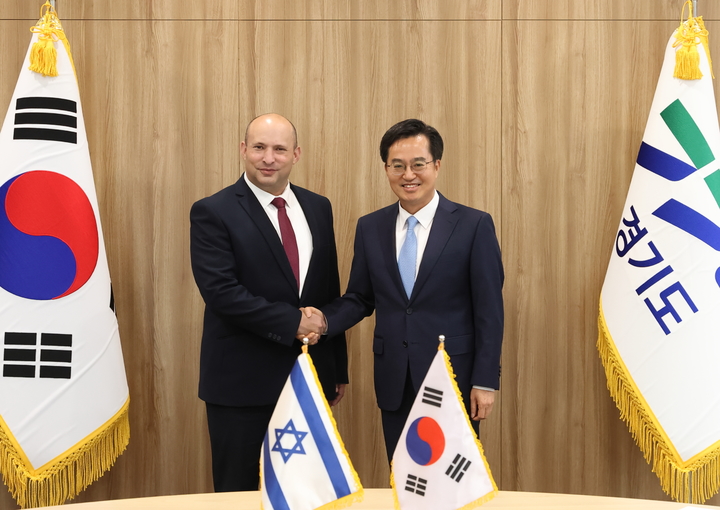 김동연 경기도지사가 19일 오후 경기도청 집무실에서 나프탈리 베네트 전 이스라엘총리를 만나 기념촬영을 하고 있다. (사진=경기도 제공) *재판매 및 DB 금지