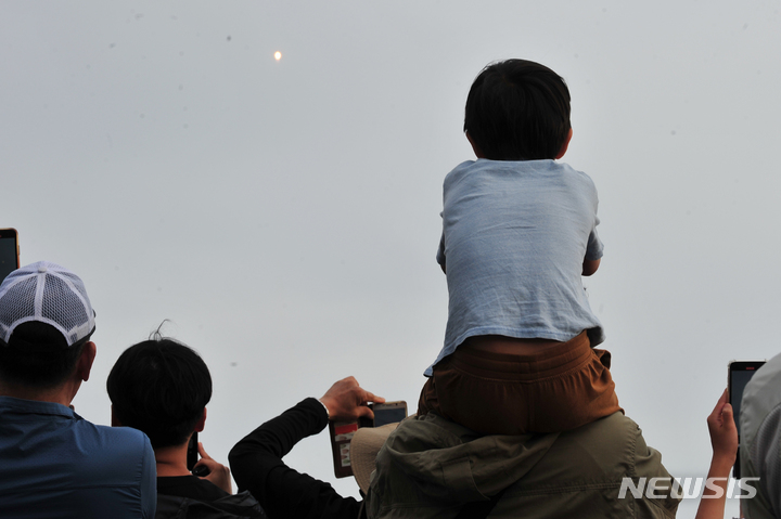 [고흥=뉴시스] 이영주 기자 = 25일 오후 전남 고흥군 우주발사전망대에서 한 아이가 누리호 발사 장면을 보고 있다. 2023.05.25. leeyj2578@newsis.com