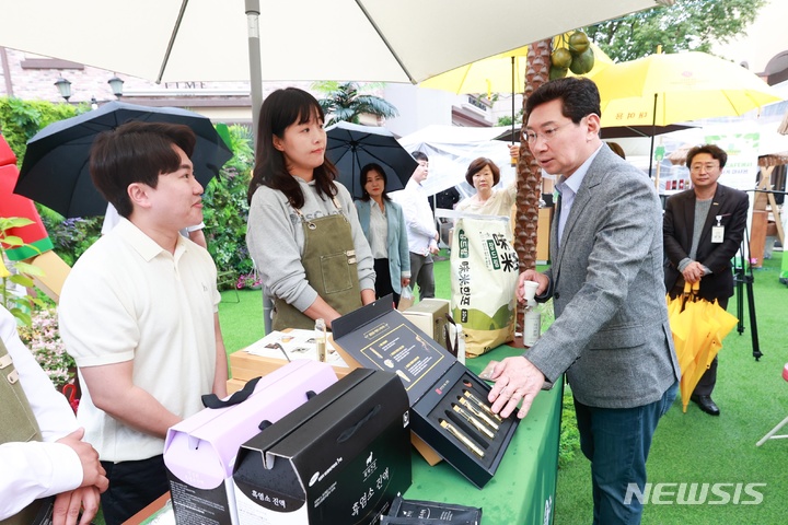 제1회 '용인의 소반 푸드 페스티벌' 행사장을 방문한 이상일 용인시장.
