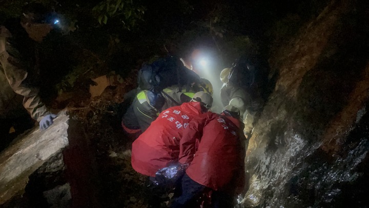 설악산국립공원에서 혼자 산행을 하던 A(55)씨가 '하산을 시작한다'는 문자를 가족에게 보낸지 31시간 만인 28일 무사히 구조됐다. 설악산공원 제공 *재판매 및 DB 금지