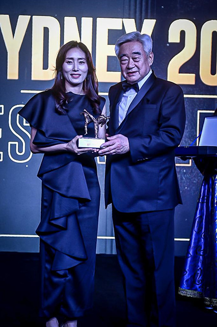 2000년 시드니 올림픽 금메달리스트 정재은과 조정원 세계태권도연맹 총재. (사진=세계태권도연맹 제공) *재판매 및 DB 금지