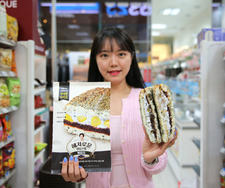 모델이 GS25에서 다음달 1일 출시하는 혜자로운맘모스빵흑임자 상품을 들고 있다(사진=GS25 제공) *재판매 및 DB 금지