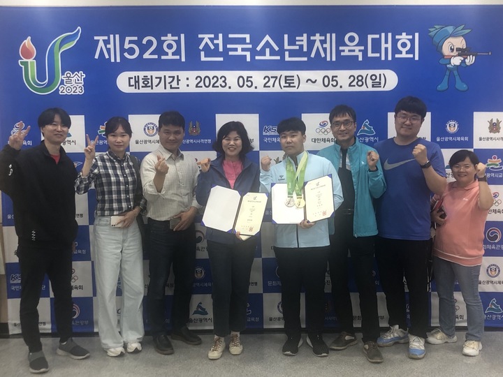 제52회 전국소년체전 남중부 공기권총 단체전 금메달, 개인전 은메달을 차지한 이민규(매포중3·오른쪽 네번째)가 학교 관계자들과 파이팅을 하고 있다. (사진=매포중 제공) *재판매 및 DB 금지