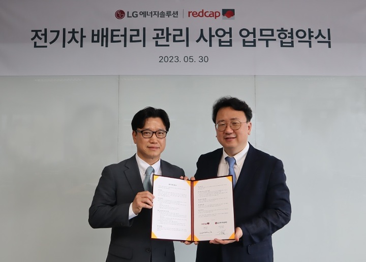 김경열 레드캡투어 렌터카사업부장 상무(왼쪽), 김태영 LG에너지솔루션 서비스사업개발TASK장 담당(오른쪽). (사진=레드캡투어). *재판매 및 DB 금지