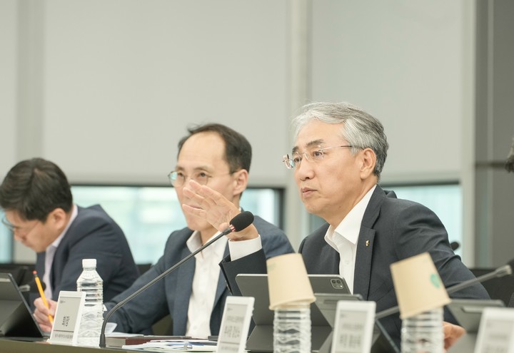 31일 NH농협금융그룹 '사회적가치 및 녹색금융 협의회'에서 이석준 농협금융지주회장(오른쪽)이 회의를 주재하고 있다.(사진=농협금융지주 제공) *재판매 및 DB 금지