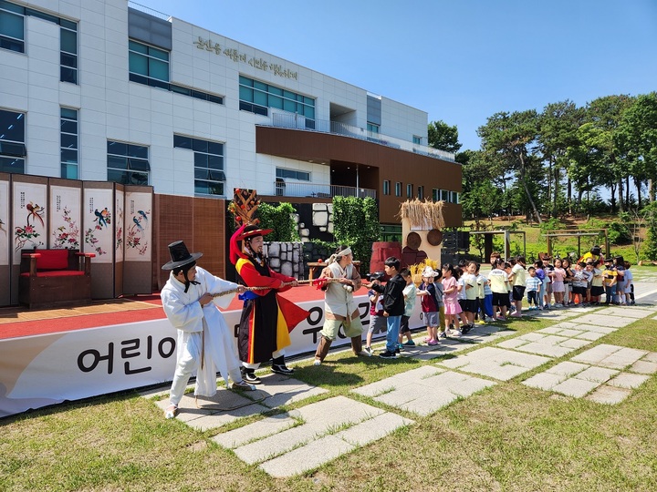 ‘우렁각시’ 논산열린도서관 야외무대, 어린이들 환호