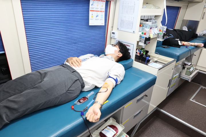 동부건설 임직원이 동부건설 사옥 앞에 위치한 헌혈버스에 방문해 헌혈을 하고 있다.(사진 제공=동부건설) *재판매 및 DB 금지