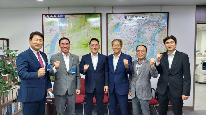 김점두 경북체육회장(오른쪽 세번째) 등 체육회장들이 국회 법제사법위 김도읍 위원장(왼쪽 세번째)에게 국민체육진흥법 일부 개정을 요청했다. (사진=경북체육회 제공) *재판매 및 DB 금지