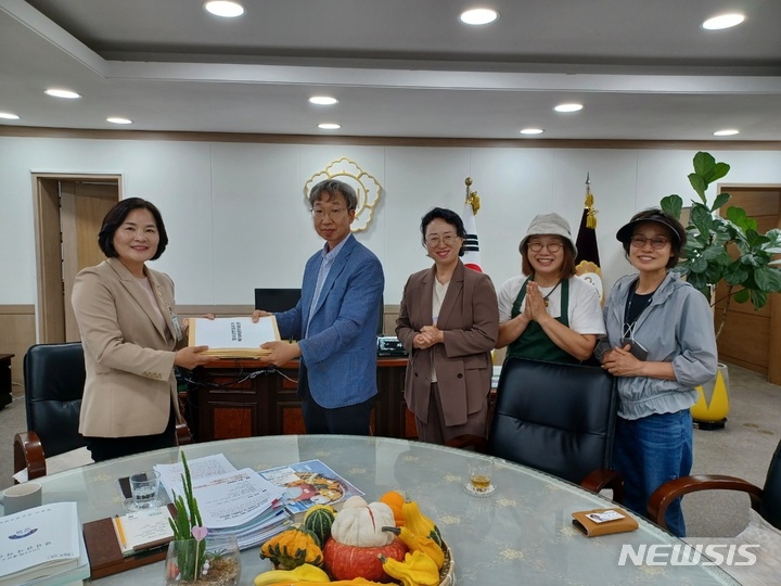 지난 31일 김연호 생활정치네트워크여민동락 상임대표와 윤순옥 양평군의회 의장의 모습. (사진= 여민동락 제공)