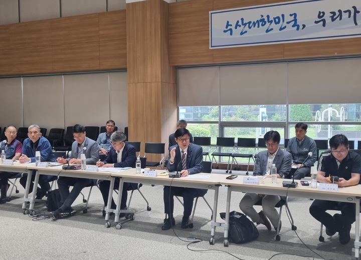 송상근 해수부 차관, 노량진 수산시장서 유통업계 간담회 개최