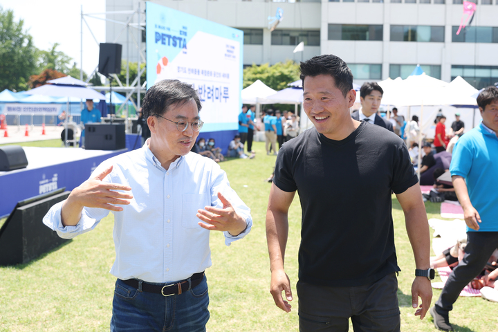 3일 오전 경기도청(구청사)에서 열린 '2023 경기도 펫스타'에서 김동연 경기도지사와 강형욱 반려견 훈련사가 대화를 나누고 있다. (사진=경기도 제공) *재판매 및 DB 금지